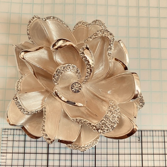 Vintage QVC Joan Rivers Classics Collection Limited Edition Pavè Gardenia Pin - Picture 5 of 6